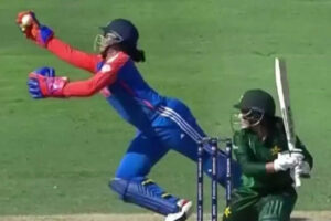 Mad reflexes! Wicket-keeper Richa Ghosh pulls off a one-handed screamer to send Pakistan's Fatima Sana packing. Watch | Cricket News